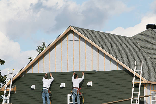 Professional Vinyl Siding technician working in Edison, OH